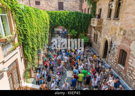 Les touristes dans la cour, Chambre de Julia, Casa di Giulieta, via Cappello, Vérone, Vénétie, Italie Banque D'Images