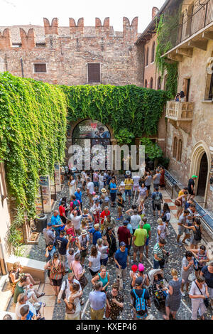 Les touristes dans la cour, Chambre de Julia, Casa di Giulieta, via Cappello, Vérone, Vénétie, Italie Banque D'Images