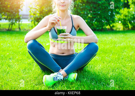 Femme buvant herbal tisane après exécution remise en forme d'entraînement sur journée d'été. Concept de remise en forme et d'un style de vie sain Banque D'Images