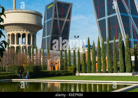 Parque cuarto depósito avec tours Kio. Madrid, Espagne. Banque D'Images