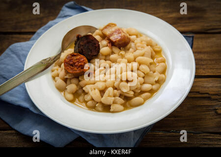 La fabada est un typhical plat de légumineuses espagnol avec de gros haricots et saucisses Banque D'Images