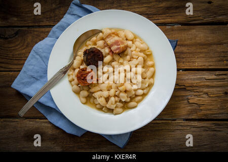 La fabada est un typhical plat de légumineuses espagnol avec de gros haricots et saucisses Banque D'Images