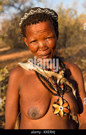 Femme Bushmen San,tribu,portrait,,Namibie Kalahari Banque D'Images