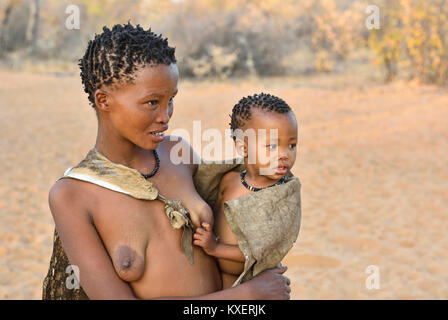 San femme avec enfant dans les bras,portrait,tribu Bushmen du Kalahari, la Namibie, Banque D'Images