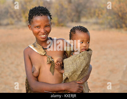 San femme avec enfant dans les bras,portrait,tribu Bushmen du Kalahari, la Namibie, Banque D'Images