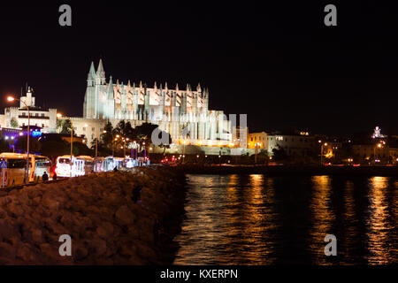 Vue nocturne de Palma de Majorque, La Cathédrale La Seu, du port. Palma, Majorque, Espagne Banque D'Images