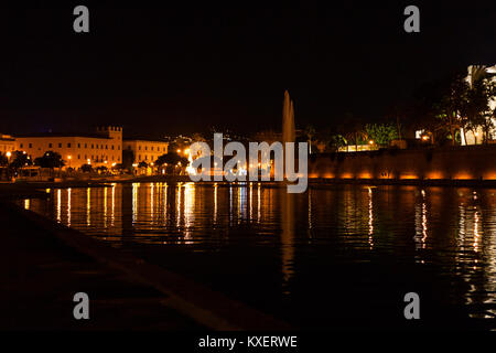 Vue de nuit sur le lac avec une fontaine dans le Parc de la Mar (Parque de la Mar). Palma, Majorque, Espagne Banque D'Images