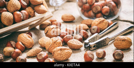 Amandes, noix et noisettes sur une toile Banque D'Images