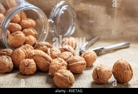 Les noix et un casse-noix sur une table Banque D'Images