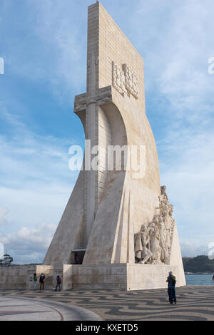 Le Padsrao dos Descobrimentos ou le Monument aux navigateurs sur l'Avenue Brasilia à Lisbonne, Portugal Banque D'Images