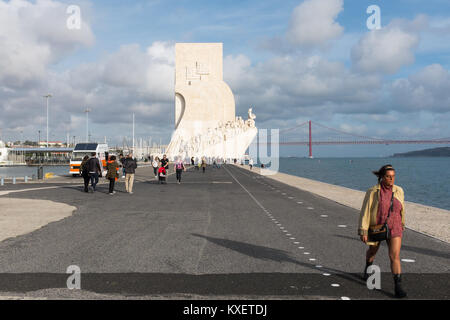 Le Padsrao dos Descobrimentos ou le Monument aux navigateurs sur l'Avenue Brasilia à Lisbonne, Portugal Banque D'Images