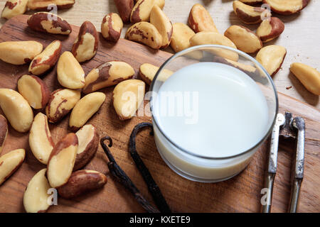 Le lait de noix du Brésil sur une surface en bois Banque D'Images