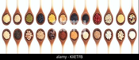 Différents types de riz et de légumineuses dans des cuillères en bois sur fond blanc Banque D'Images