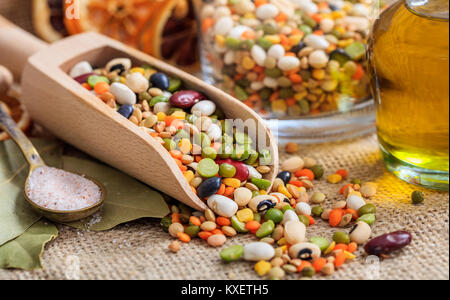 Scoop en bois et les légumineuses mixtes Banque D'Images