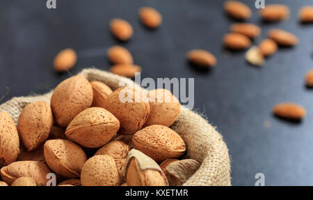 Amandes en coques dans un sac Banque D'Images