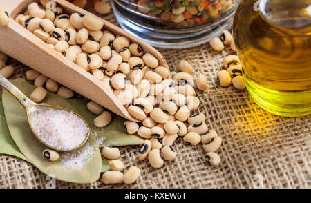 Black Eyed Peas in a wooden scoop sur une toile Banque D'Images