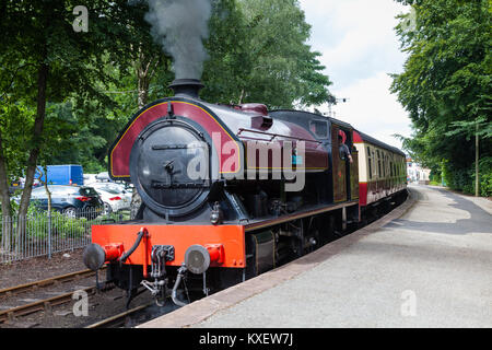 Victor, une locomotive à vapeur préservé s'apprête à quitter la station au bord du lac. La station est sur le bord de lac et de fer dans le nord de l'Angleterre Haverthwaite que. Banque D'Images