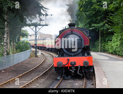 Victor, une locomotive à vapeur préservé s'apprête à quitter la station au bord du lac. La station est sur le bord de lac et de fer dans le nord de l'Angleterre Haverthwaite que. Banque D'Images