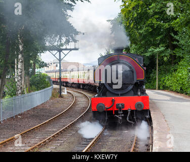 Victor, une locomotive à vapeur préservé s'apprête à quitter la station au bord du lac. La station est sur le bord de lac et de fer dans le nord de l'Angleterre Haverthwaite que. Banque D'Images