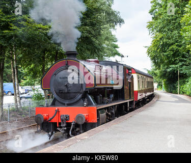 Victor, une locomotive à vapeur, préservé quitte la station au bord du lac. La station est sur le bord de lac et de Haverthwaite que Railway dans le nord de l'Angleterre. Banque D'Images