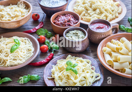 Pâtes avec différentes sortes de sauce Banque D'Images