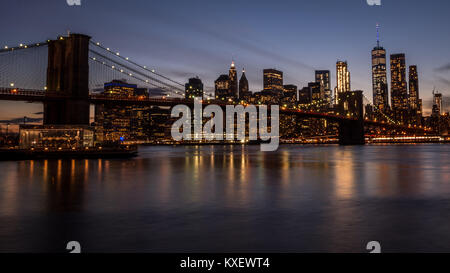 NEW YORK MANHATTAN BRIDGE coucher de belles lumières Banque D'Images