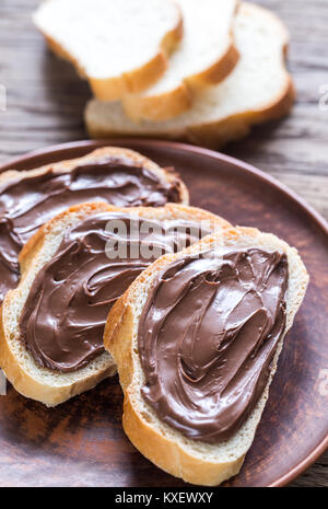 Tranches de baguette avec la crème au chocolat Banque D'Images