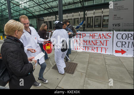 Par contre les manifestants de dépliants et d'expliquer aux personnes de l'extérieur pour les innovations d'affaires et compétences sur le secret accord TTIP qui donne priorité sur les bénéfices de la démocratie. Banque D'Images