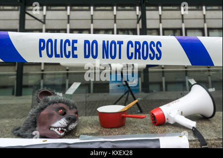 "Les policiers n'ont ni croix', bande masque animal, casserole pour faire du bruit et à l'extérieur du mégaphone Dept fo Business Innovations & Compétences pour protester contre l'accord commercial secret TTIP qui donne priorité sur les bénéfices des décisions démocratiques prises par les gouvernements. Banque D'Images