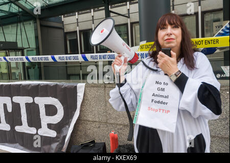 Une femme porte un costume de vache le nom de TTIP forcerait les pays de l'UE d'accepter la viande produite par l'alimentation pour animaux GM parle à protester contre Dept fo Business Innovations & compétences contre l'accord commercial. Banque D'Images