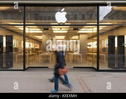 Zurich, Suisse - 7 avr 2013 : Les gens sont en passant par l'Apple flagship sur la Bahnhofstrasse de Zurich à Zurich, Suisse. Banque D'Images