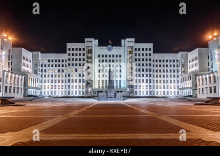 La maison illuminée de gouvernement avec le monument de Lénine à la place de l'indépendance la nuit, Misk, le Bélarus. Banque D'Images