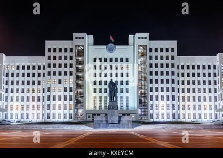 La maison illuminée de gouvernement avec le monument de Lénine à la place de l'indépendance la nuit, Minsk, Biélorussie Banque D'Images