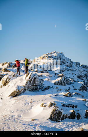 Randonnée d'hiver sur Edge, avançant à Helvellyn, Lake District, Cumbria, Angleterre Banque D'Images