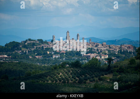 Centre historique de San Gimignano dans la liste du patrimoine mondial de l'UNESCO vu de la distance de San Gimignano, Toscane, Italie. 6 août 2016 © Woj Banque D'Images