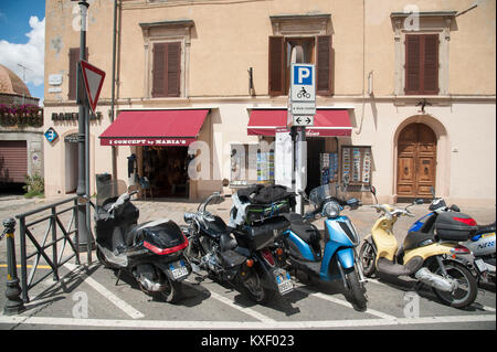 Scooter stationnement sur la Piazza Martiri della Liberta dans centre historique de Volterra, Toscane, Italie. 6 août 2016 © Wojciech Strozyk / Alamy Sto Banque D'Images