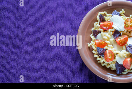 Les Fusilli lunghi au fromage et tomates cerises Banque D'Images