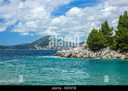 Vue d'été pittoresque du littoral adriatique à Budva Riviera. Célèbre plage de la Reine (Victoria), Sveti Stefan, Monténégro Banque D'Images