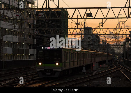 Ligne Keio, au crépuscule, en vue de Sasazuka vers Daitabashi,Station Station, Shibuya-Ku, Tokyo, Japon Banque D'Images