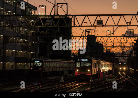Ligne Keio, au crépuscule, en vue de Sasazuka vers Daitabashi,Station Station, Shibuya-Ku, Tokyo, Japon Banque D'Images