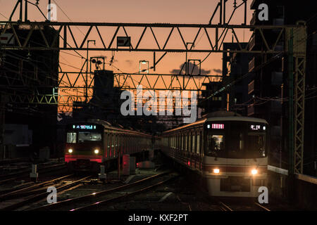 Ligne Keio, au crépuscule, en vue de Sasazuka vers Daitabashi,Station Station, Shibuya-Ku, Tokyo, Japon Banque D'Images