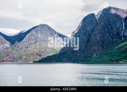 Montagnes abruptes entourant l'Hordaland en Norvège. Banque D'Images