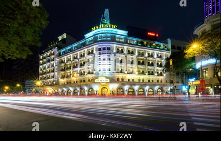 Royal Palace Architecture nuit avec un style architectural français décorer de nombreux feux de la fenêtre pour attirer les touristes à resort Banque D'Images