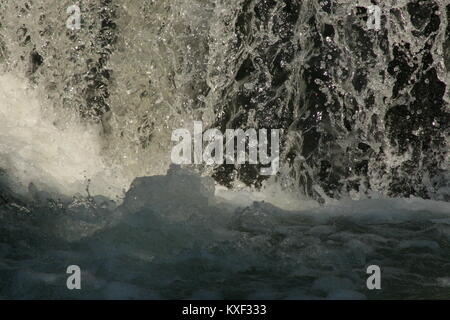 Endroit ensoleillé relevant de l'eau de source Banque D'Images