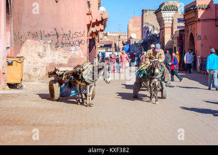 MARRAKECH, MAROC - Décembre 11 : voitures âne dans la rue à Marrakech, connu sous le nom de ville rouge. Décembre 2016 Banque D'Images