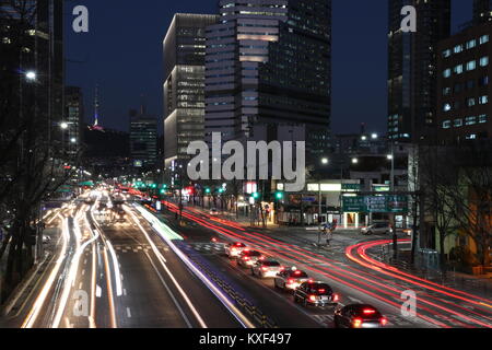 Le trafic sur l'Hangang-daero à Séoul en Corée, la nuit Banque D'Images