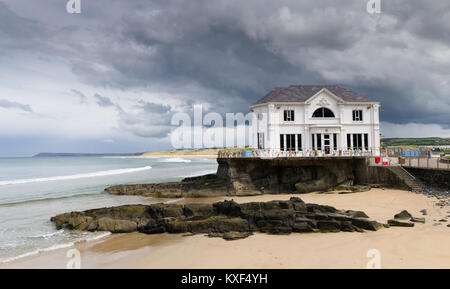 La salle de bal historique Arcadia, Portrush est sous un ciel orageux. Banque D'Images