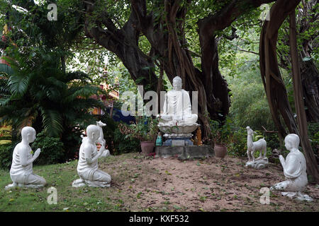 TUY HOA, VIETNAM - CIRCA JANVIER 2017 Bouddha et étudiants dans monastère Chua Bao Tinh Banque D'Images