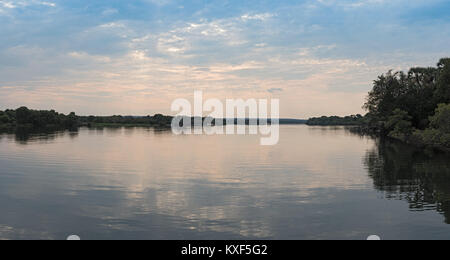 Coucher de soleil sur le fleuve Zambèze près de Livingstone, Zambie Banque D'Images