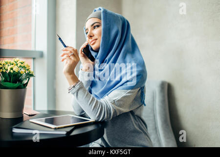 Femme d'affaires musulmanes sur téléphone sur conference Banque D'Images